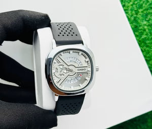 Analog Men’s Wrist Watch